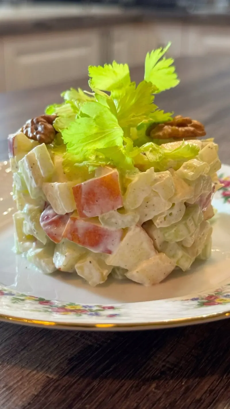 Салат с яблоком и сельдереем
