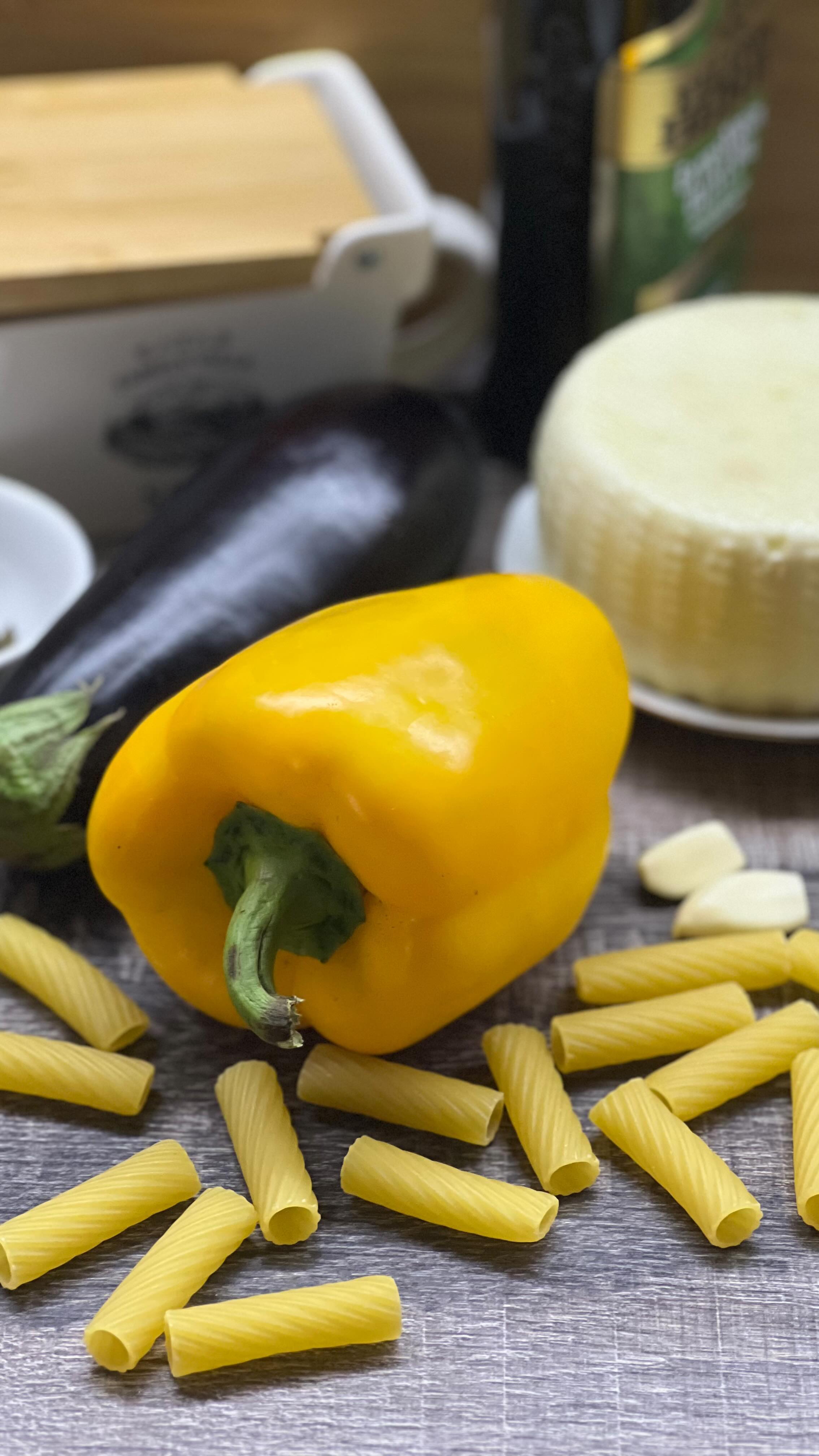 Паста с соусом из жёлтого перца и баклажанами